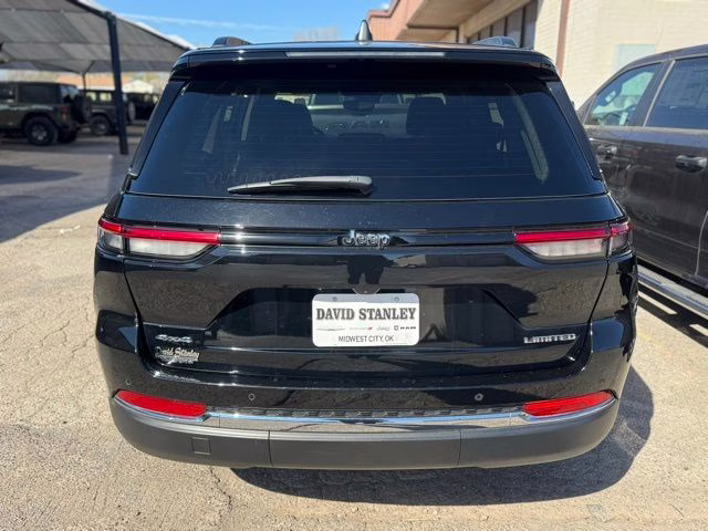 2023 Diamond Black Crystal Pearlcoat Jeep Grand Cherokee Limited 4X4 SUV