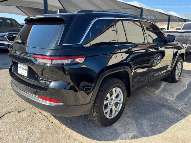 2023 Diamond Black Crystal Pearlcoat Jeep Grand Cherokee Limited 4X4 SUV