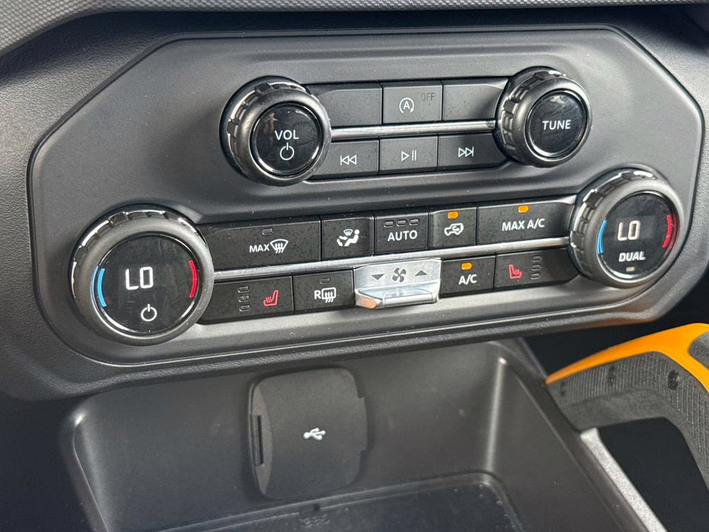 2024 Iconic Silver Metallic Ford Bronco Badlands 4X4 SUV