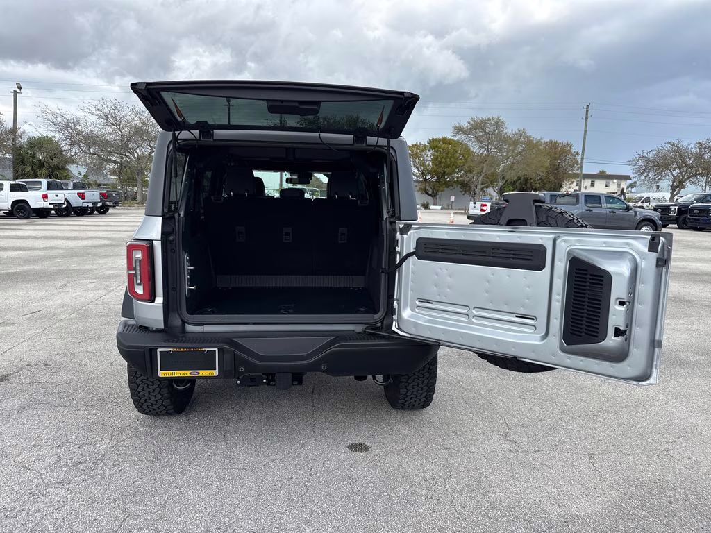 2024 Iconic Silver Metallic Ford Bronco Badlands 4X4 SUV