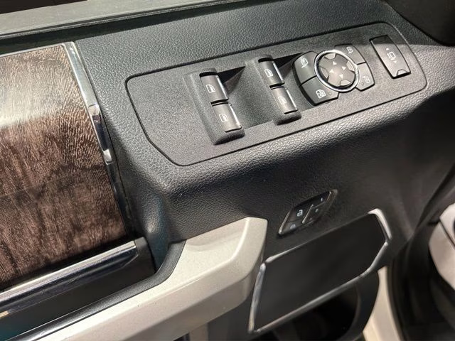 2018 Oxford White Ford Super Duty F-350 SRW Lariat 4X4 Truck