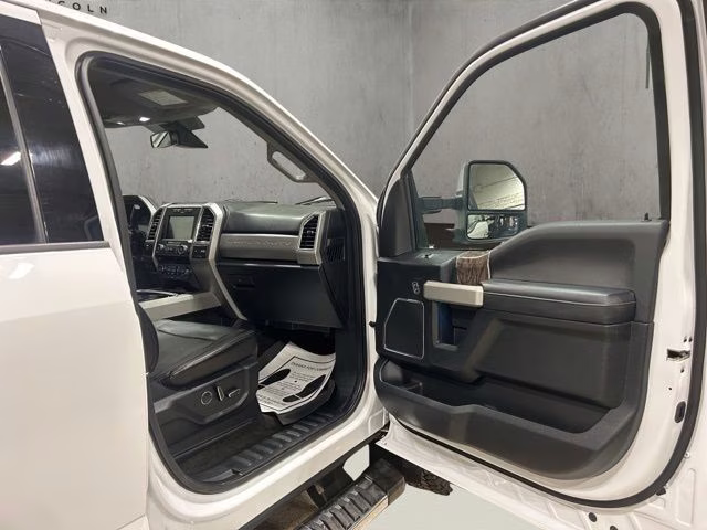 2018 Oxford White Ford Super Duty F-350 SRW Lariat 4X4 Truck