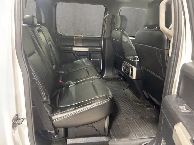 2018 Oxford White Ford Super Duty F-350 SRW Lariat 4X4 Truck