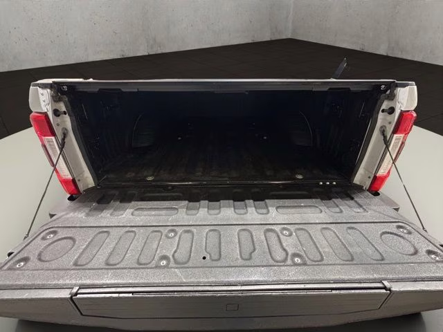 2018 Oxford White Ford Super Duty F-350 SRW Lariat 4X4 Truck