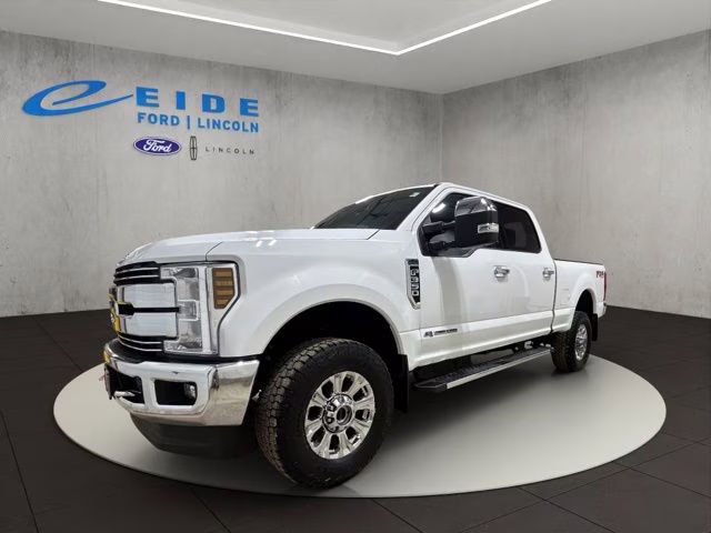2018 Oxford White Ford Super Duty F-350 SRW Lariat 4X4 Truck