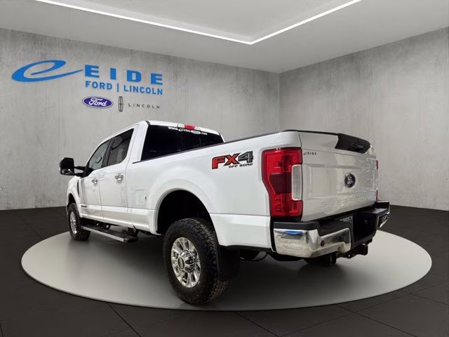 2018 Oxford White Ford Super Duty F-350 SRW Lariat 4X4 Truck
