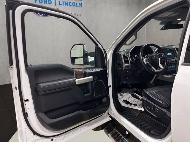 2018 Oxford White Ford Super Duty F-350 SRW Lariat 4X4 Truck