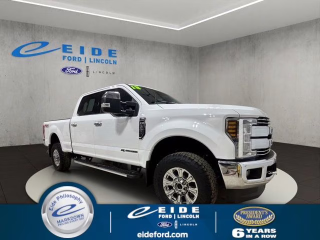 2018 Oxford White Ford Super Duty F-350 SRW Lariat 4X4 Truck