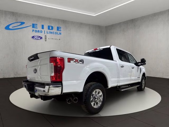 2018 Oxford White Ford Super Duty F-350 SRW Lariat 4X4 Truck