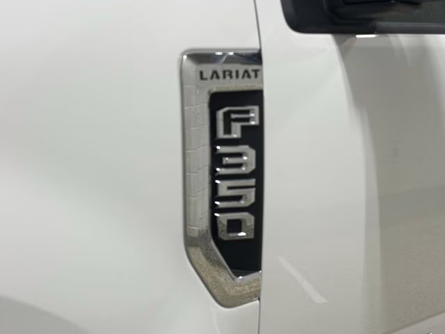 2018 Oxford White Ford Super Duty F-350 SRW Lariat 4X4 Truck