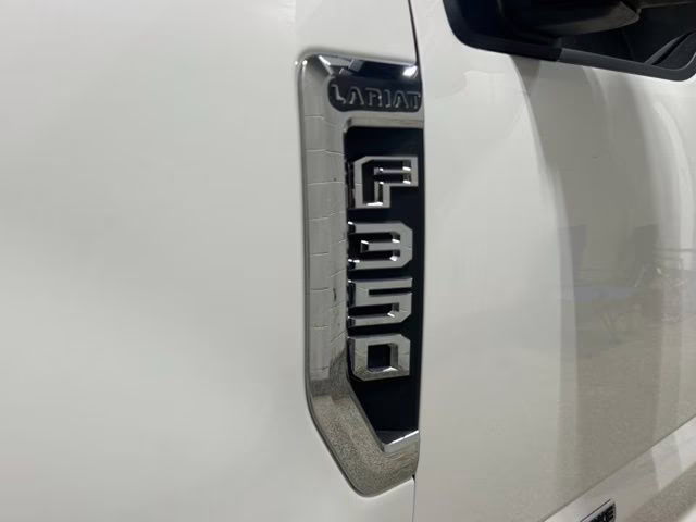 2022 Star White Metallic Tri-Coat Ford Super Duty F-350 SRW Lariat 4X4 Truck