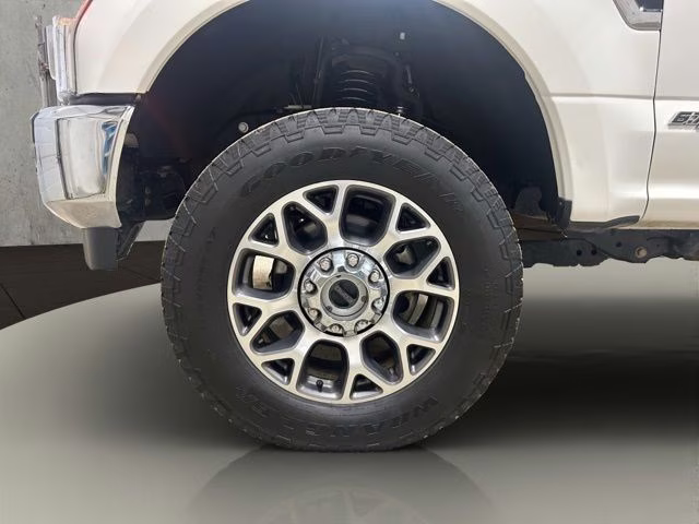 2022 Star White Metallic Tri-Coat Ford Super Duty F-350 SRW Lariat 4X4 Truck