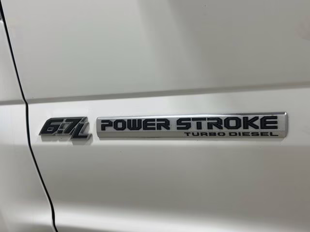 2022 Star White Metallic Tri-Coat Ford Super Duty F-350 SRW Lariat 4X4 Truck