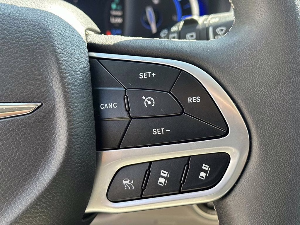 2024 Diamond Black Crystal Pearlcoat Chrysler Pacifica Hybrid Select FWD Van