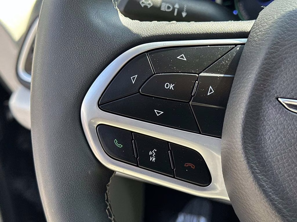 2024 Diamond Black Crystal Pearlcoat Chrysler Pacifica Hybrid Select FWD Van