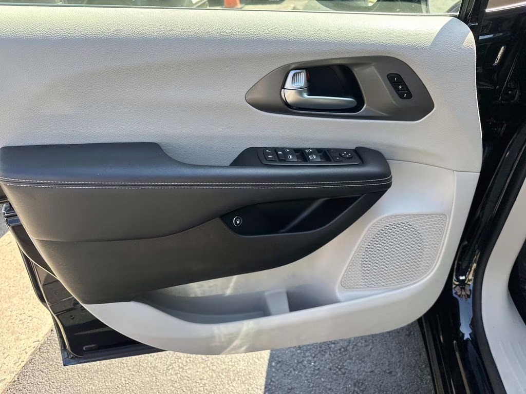 2024 Diamond Black Crystal Pearlcoat Chrysler Pacifica Hybrid Select FWD Van