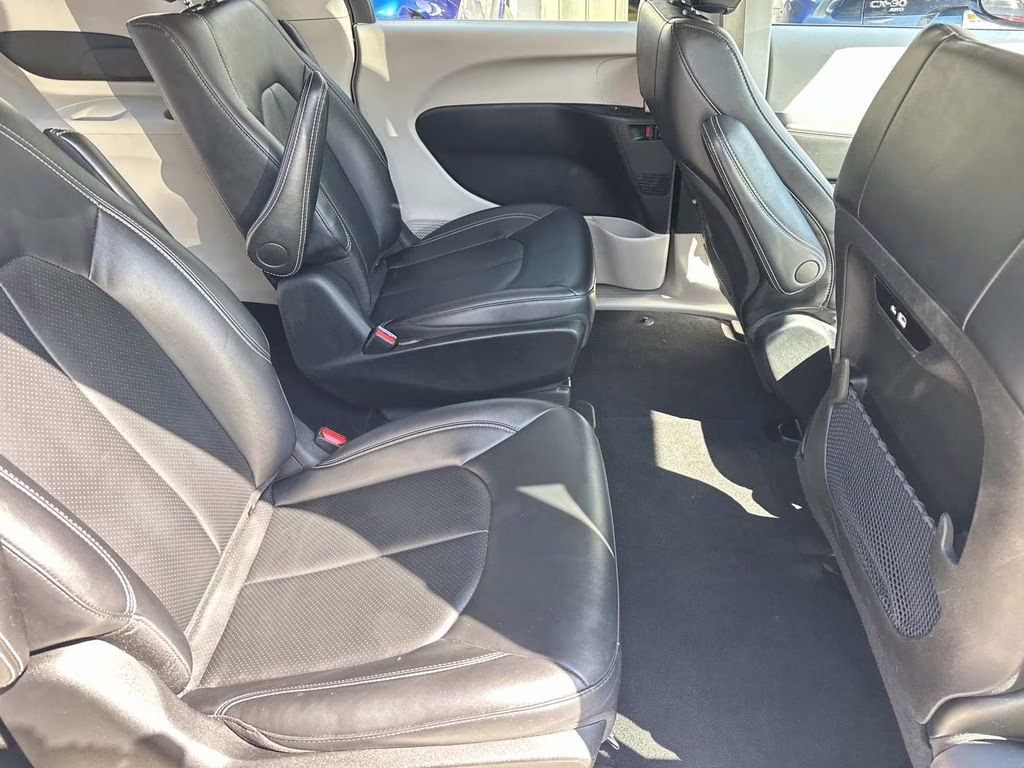 2024 Diamond Black Crystal Pearlcoat Chrysler Pacifica Hybrid Select FWD Van