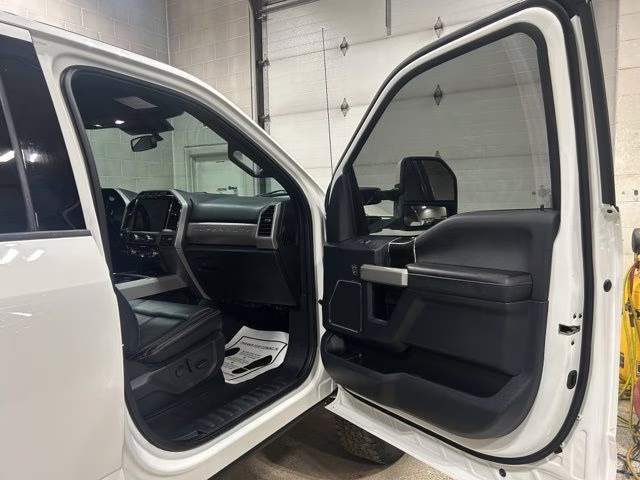 2022 Star White Metallic Tri-Coat Ford Super Duty F-350 SRW Lariat 4X4 Truck