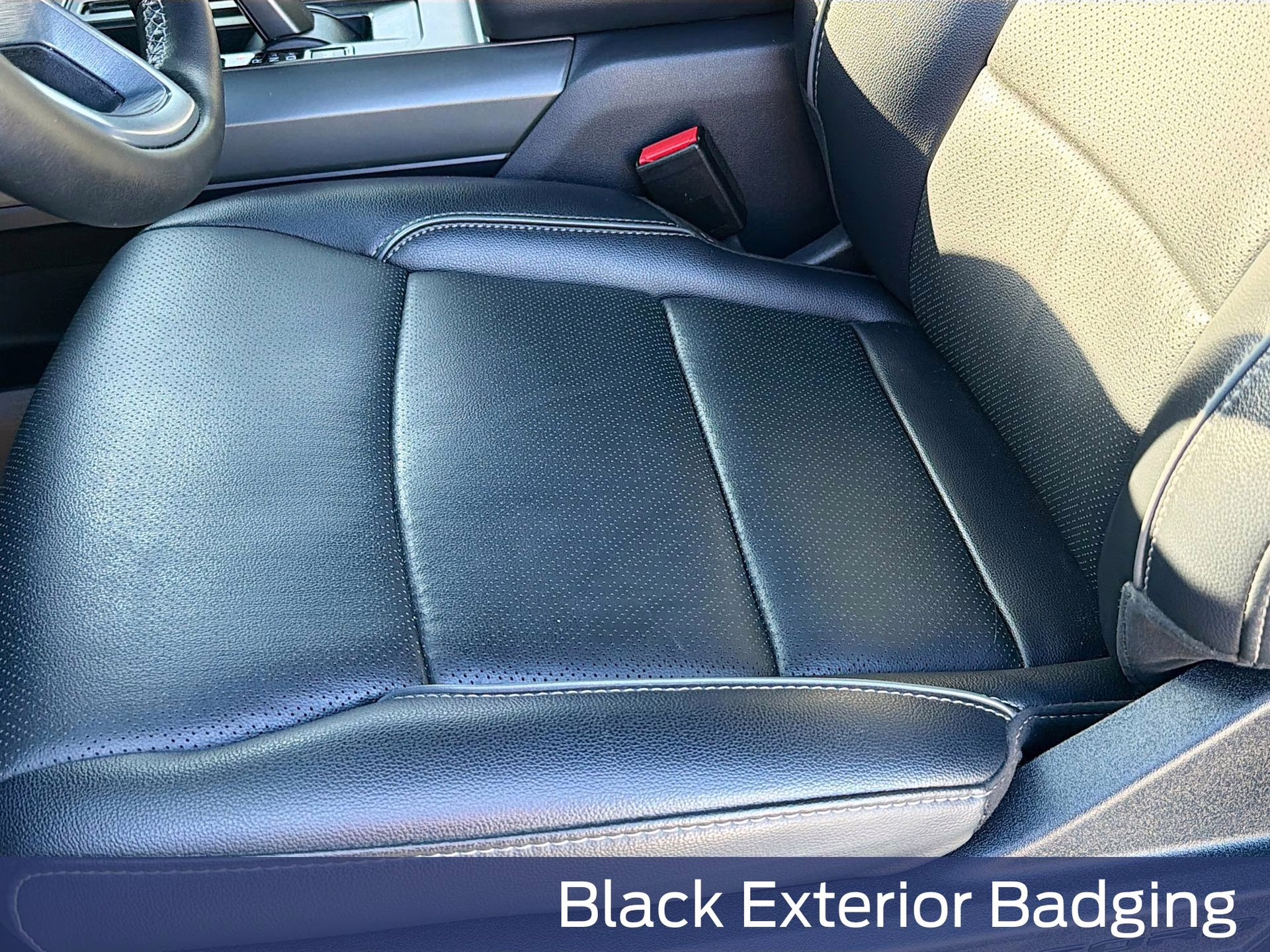 2025 Space White Metallic Ford F-150 Lariat 4X4 Truck