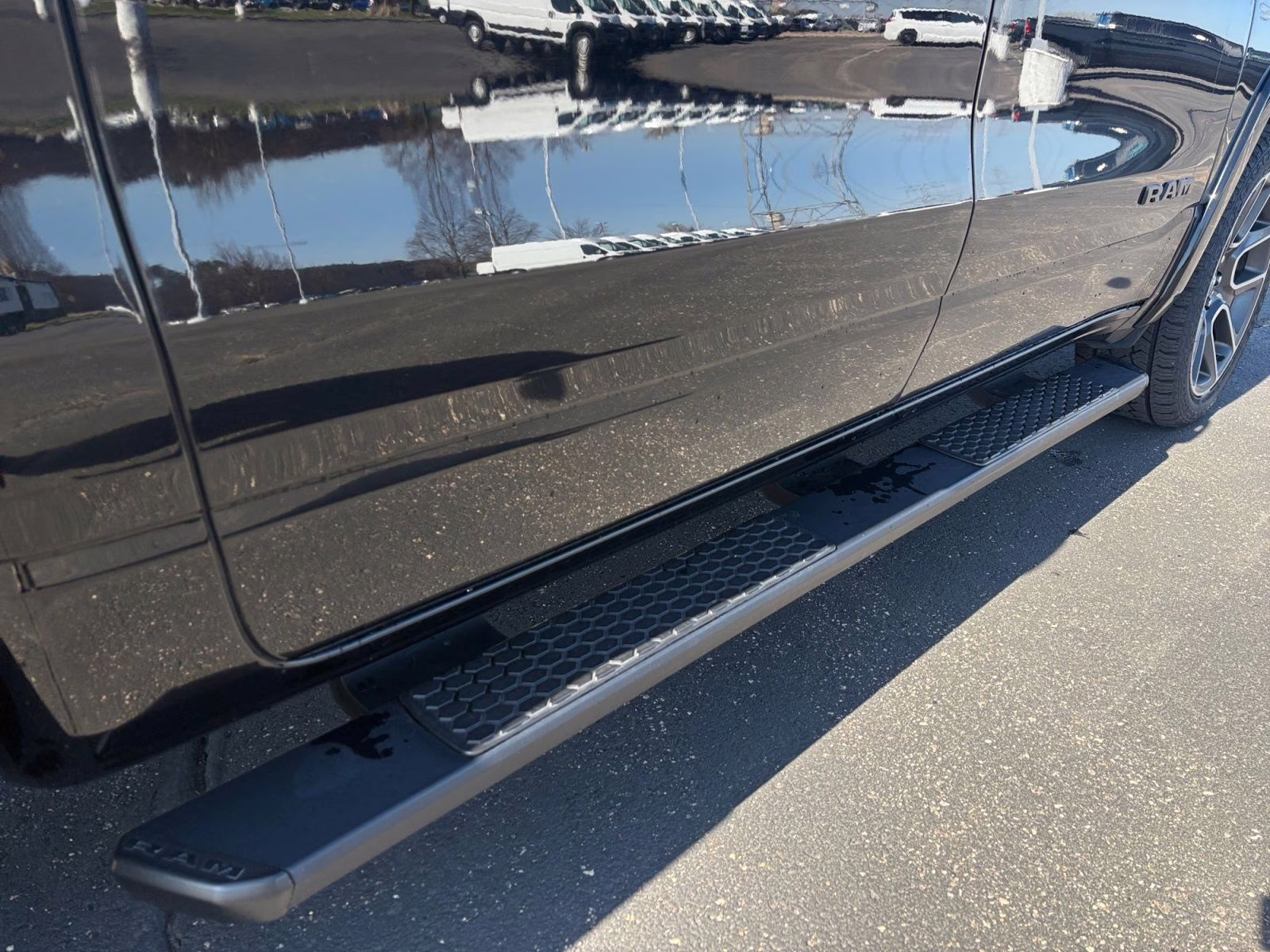 2019 Diamond Black Crystal Pearlcoat Ram 1500 Laramie 4X4 Truck