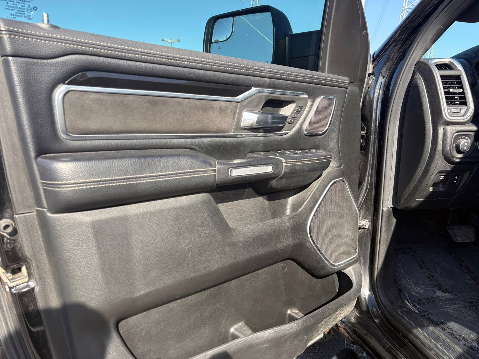 2019 Diamond Black Crystal Pearlcoat Ram 1500 Laramie 4X4 Truck