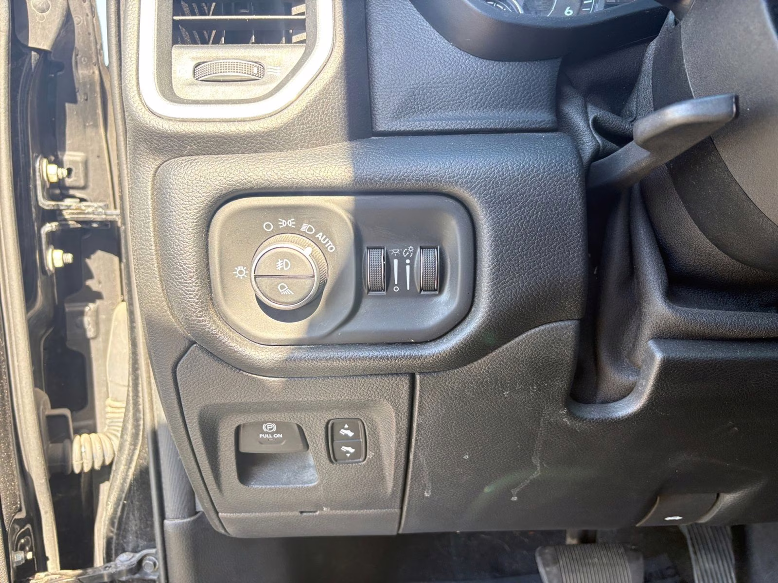 2019 Diamond Black Crystal Pearlcoat Ram 1500 Laramie 4X4 Truck