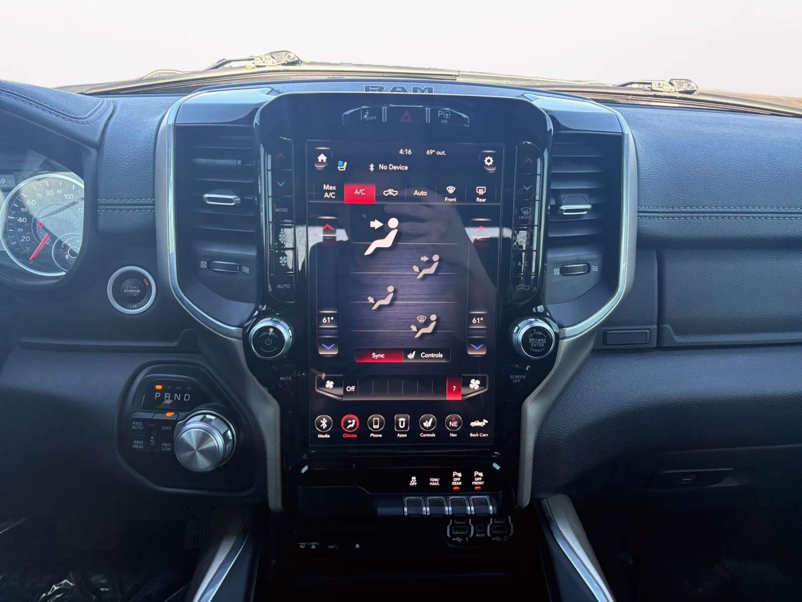 2019 Diamond Black Crystal Pearlcoat Ram 1500 Laramie 4X4 Truck