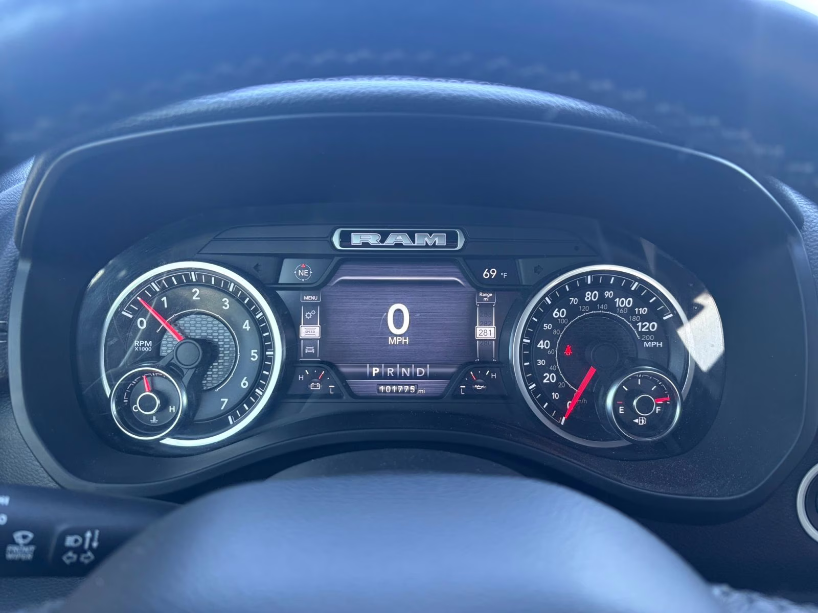 2019 Diamond Black Crystal Pearlcoat Ram 1500 Laramie 4X4 Truck