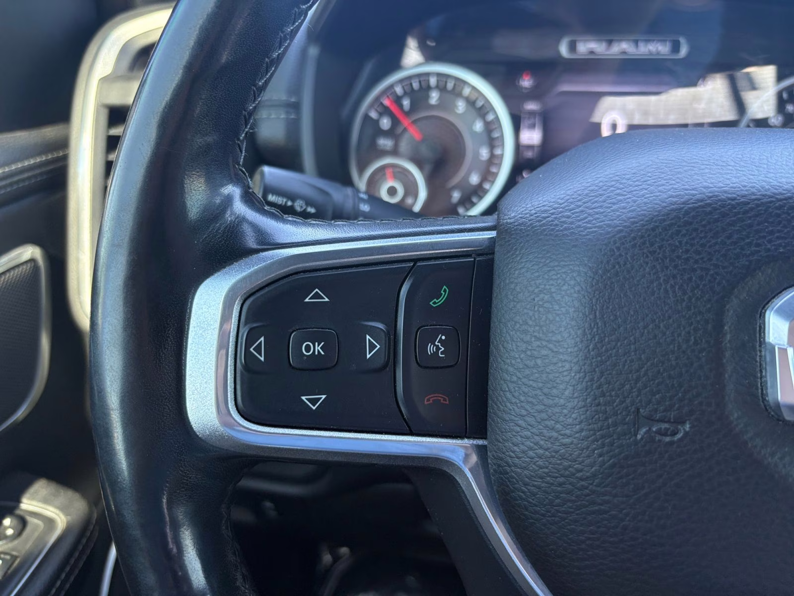 2019 Diamond Black Crystal Pearlcoat Ram 1500 Laramie 4X4 Truck