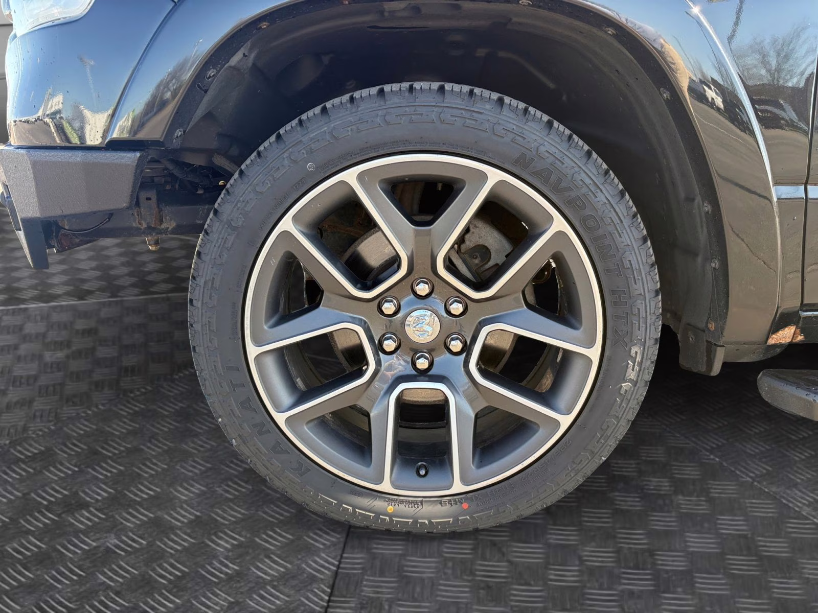 2019 Diamond Black Crystal Pearlcoat Ram 1500 Laramie 4X4 Truck