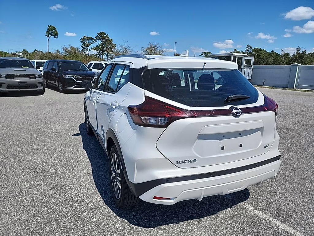 2024 Aspen White Tricoat/Super Black Nissan Kicks SV FWD SUV