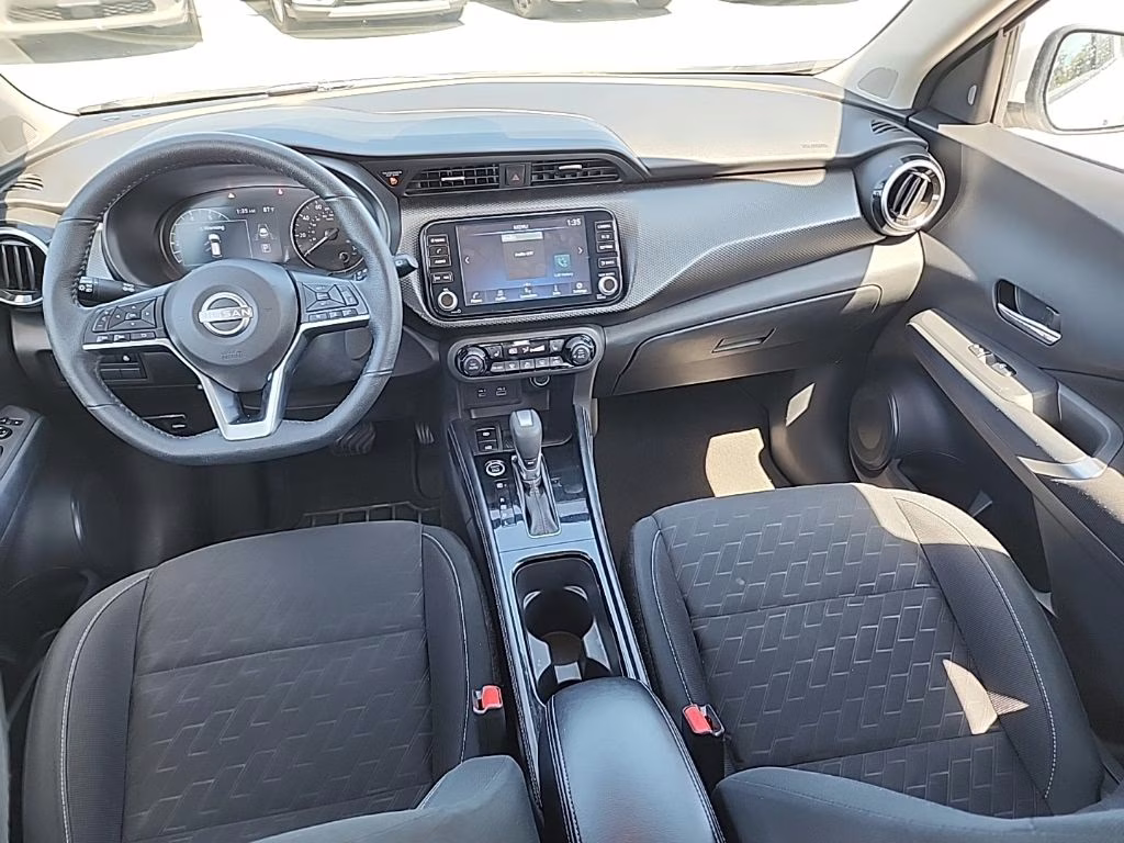 2024 Aspen White Tricoat/Super Black Nissan Kicks SV FWD SUV