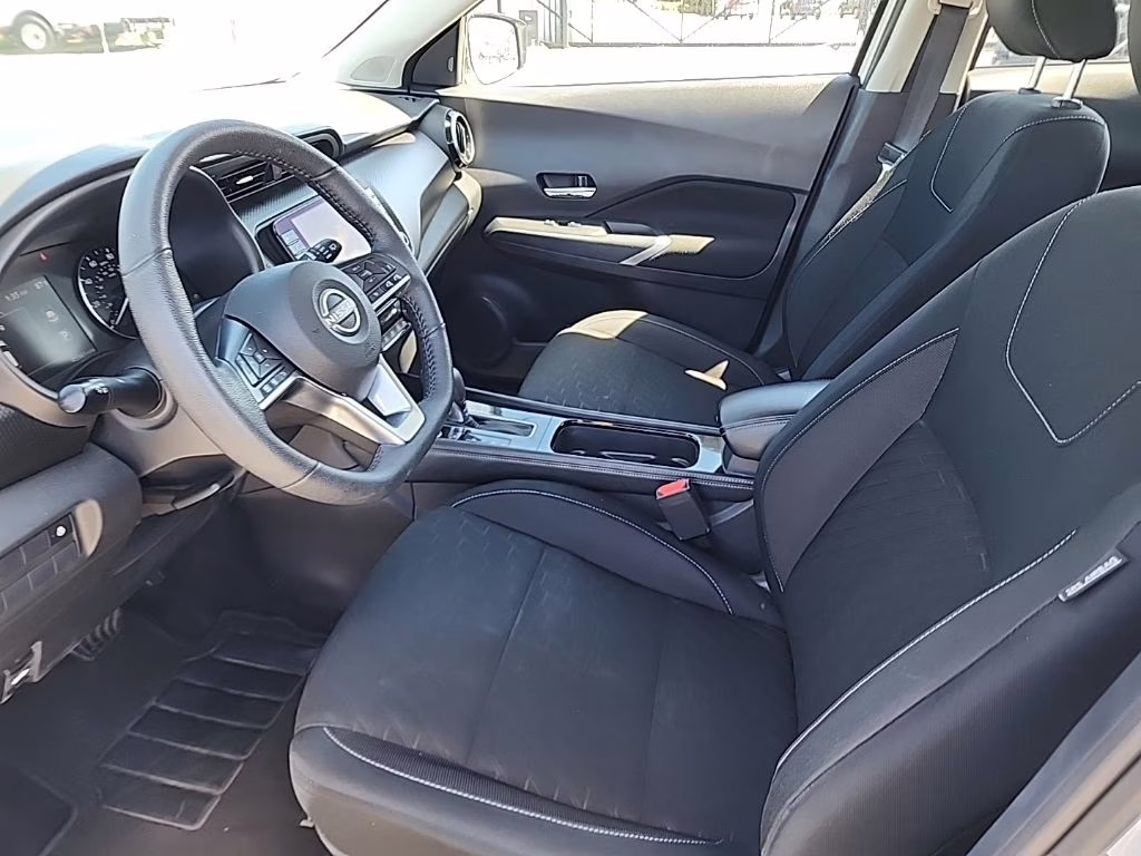 2024 Aspen White Tricoat/Super Black Nissan Kicks SV FWD SUV
