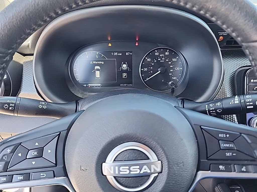 2024 Aspen White Tricoat/Super Black Nissan Kicks SV FWD SUV