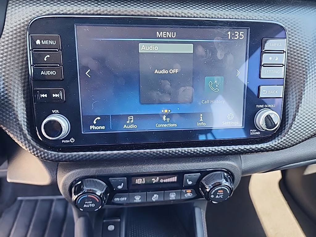 2024 Aspen White Tricoat/Super Black Nissan Kicks SV FWD SUV