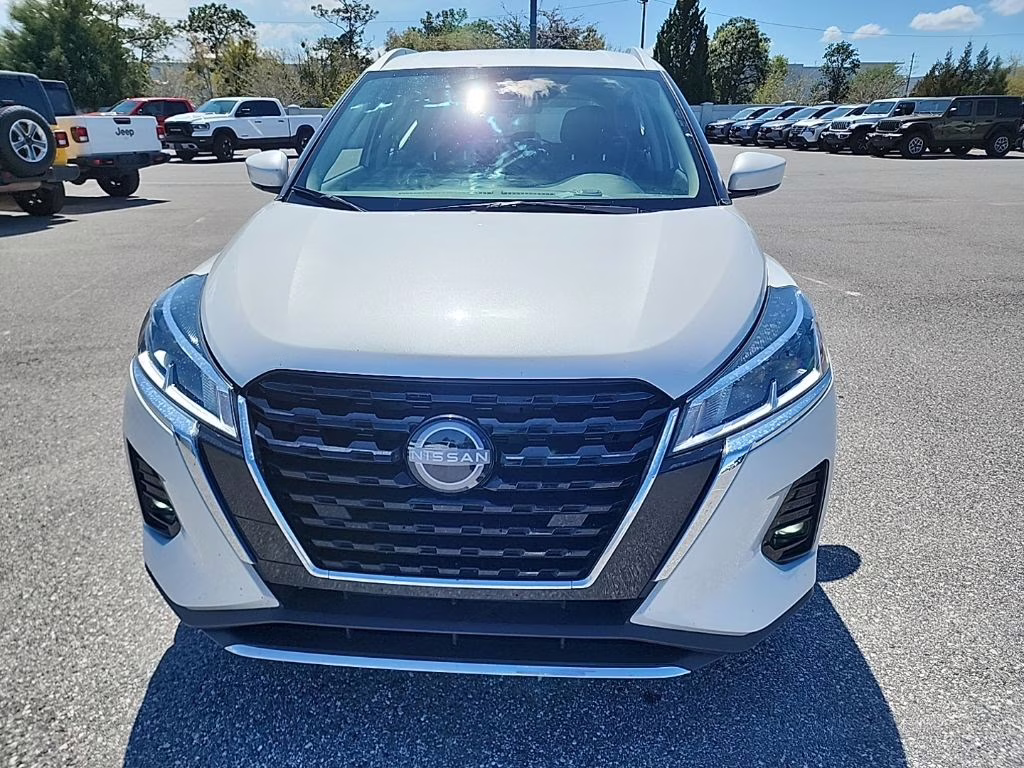 2024 Aspen White Tricoat/Super Black Nissan Kicks SV FWD SUV