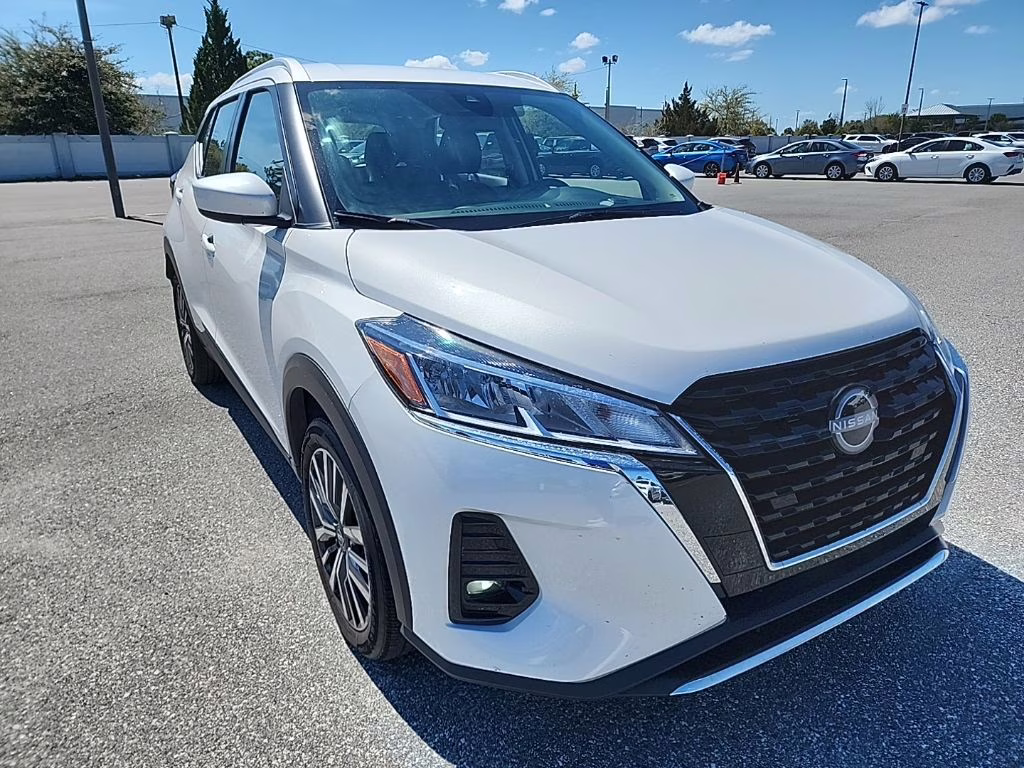 2024 Aspen White Tricoat/Super Black Nissan Kicks SV FWD SUV