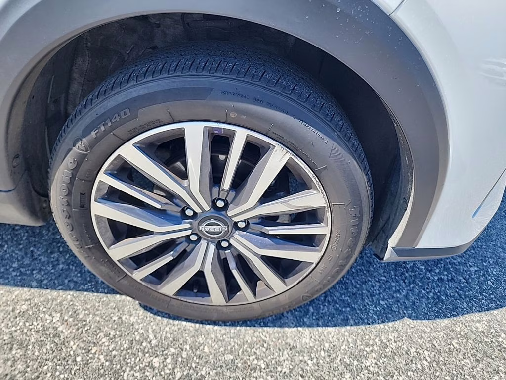 2024 Aspen White Tricoat/Super Black Nissan Kicks SV FWD SUV