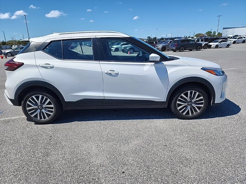 2024 Aspen White Tricoat/Super Black Nissan Kicks SV FWD SUV