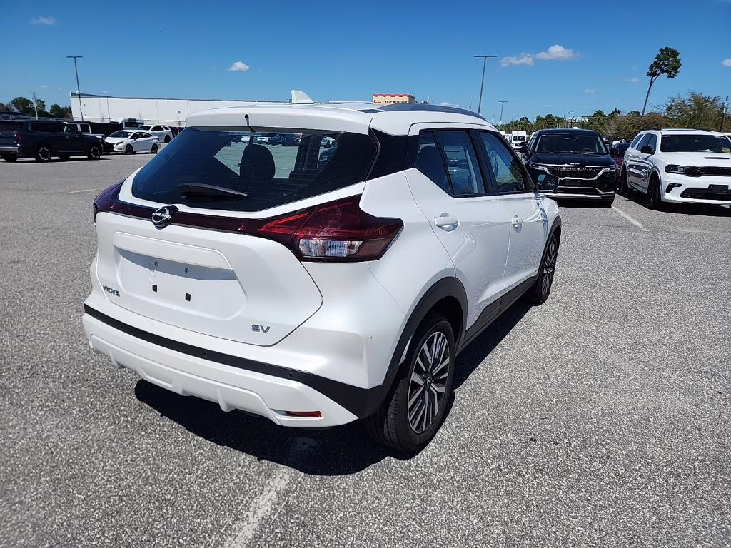 2024 Aspen White Tricoat/Super Black Nissan Kicks SV FWD SUV