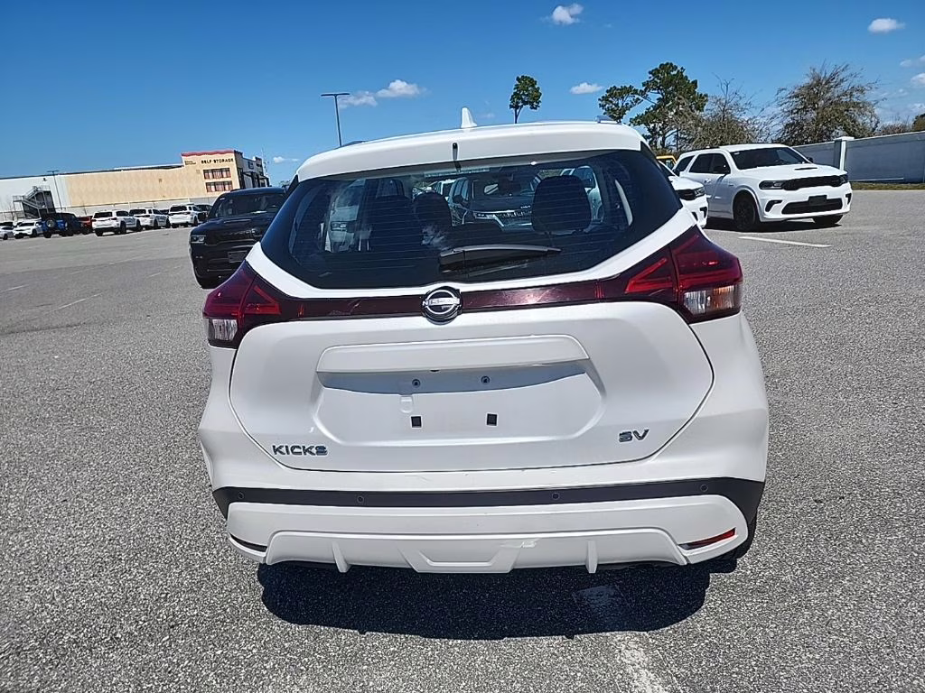 2024 Aspen White Tricoat/Super Black Nissan Kicks SV FWD SUV