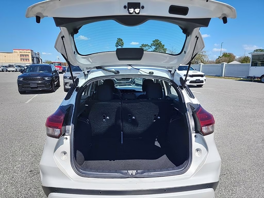 2024 Aspen White Tricoat/Super Black Nissan Kicks SV FWD SUV