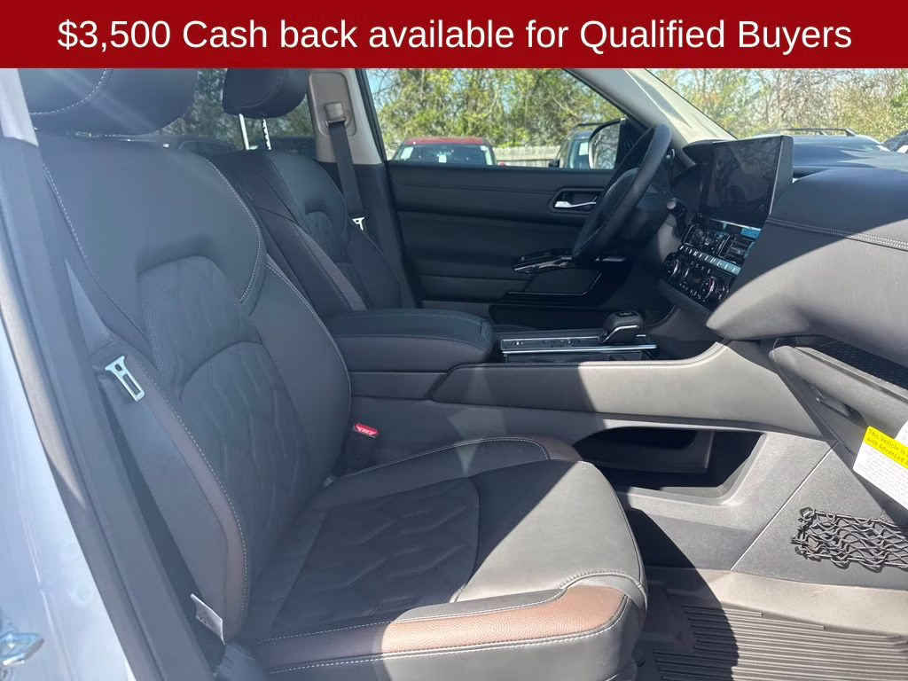 2026 Everest White Pearl Tricoat Nissan Pathfinder Platinum FWD SUV