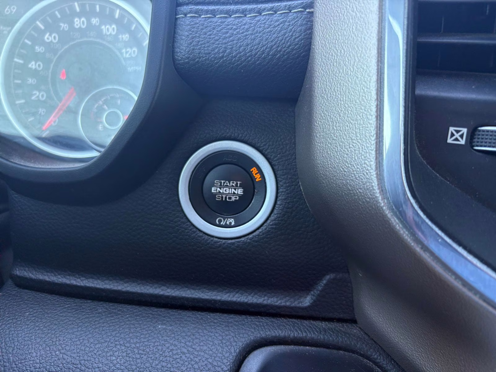 2019 Diamond Black Crystal Pearlcoat Ram 1500 Laramie 4X4 Truck