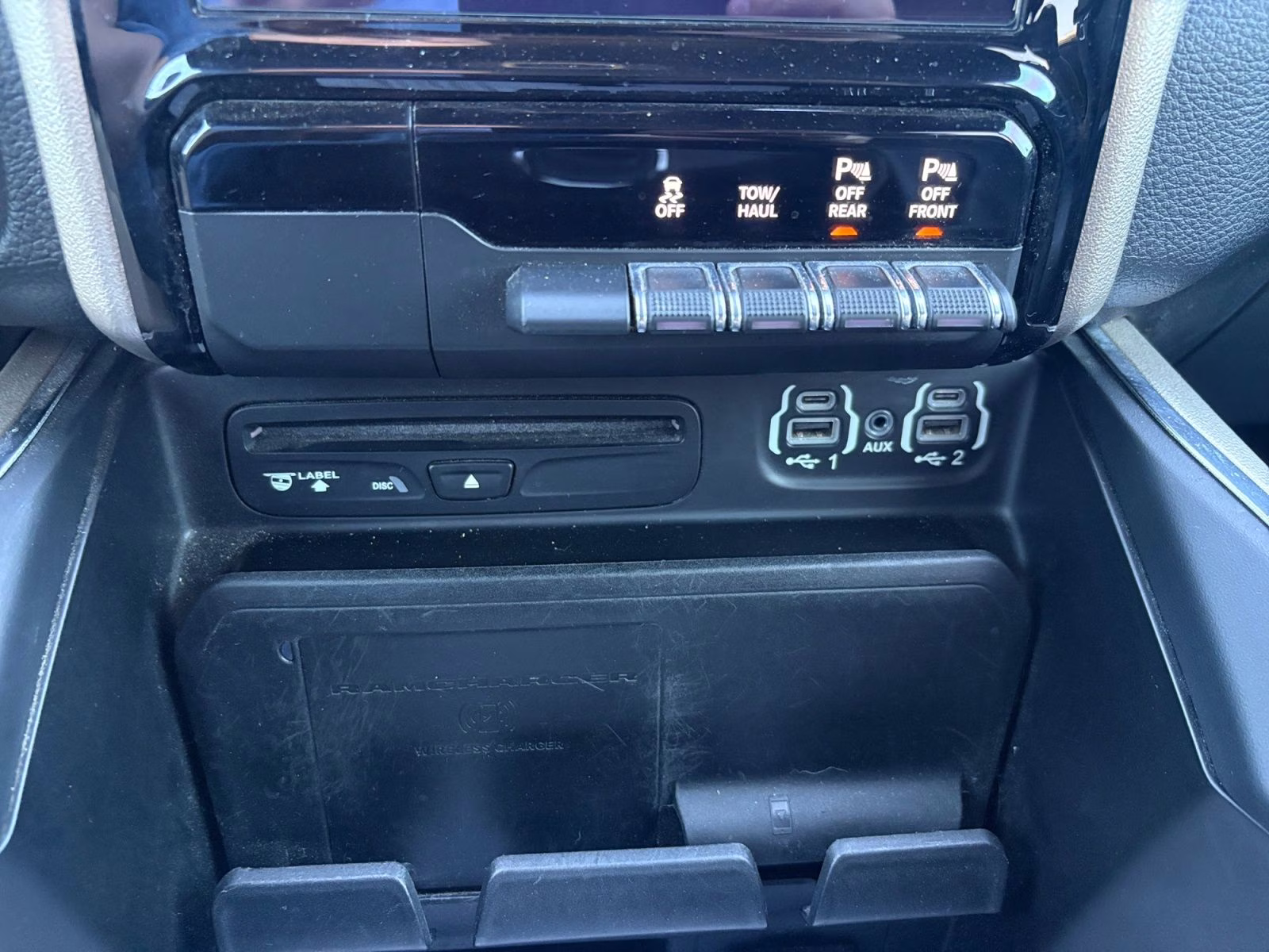 2019 Diamond Black Crystal Pearlcoat Ram 1500 Laramie 4X4 Truck