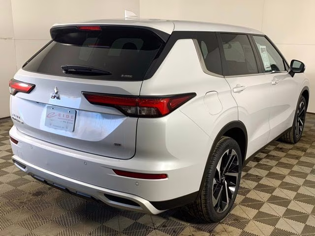 2024 White Diamond Mitsubishi Outlander SE AWD SUV