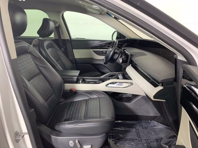 2024 White Platinum Metallic Tri-Coat Lincoln Nautilus Reserve AWD SUV