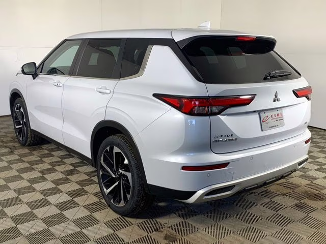 2024 White Diamond Mitsubishi Outlander SE AWD SUV