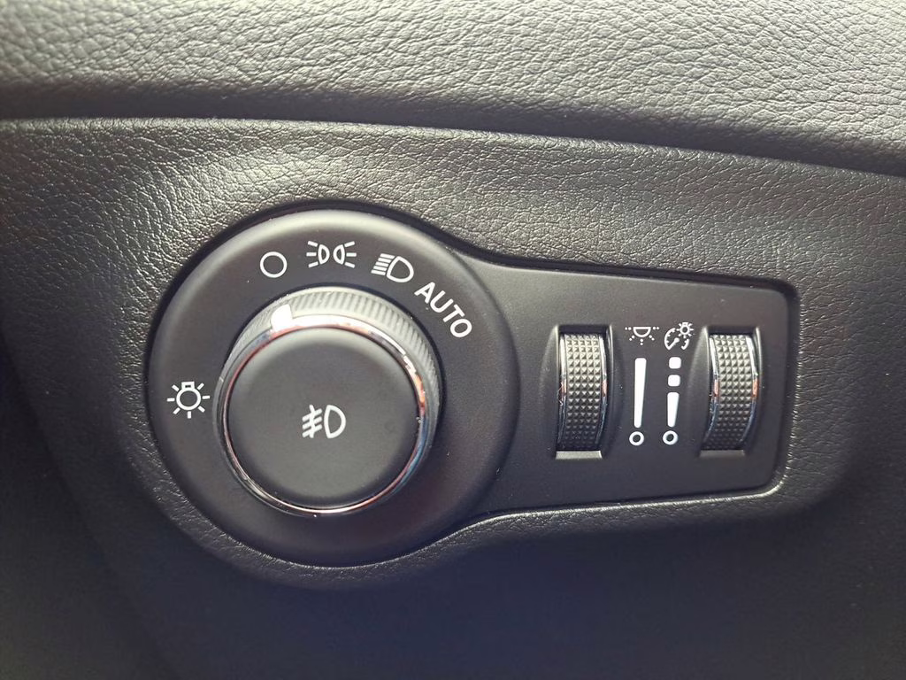 2021 White Clearcoat Jeep Compass Altitude w/Driver Assistance & Sun & Sound Pkg 4X4 SUV