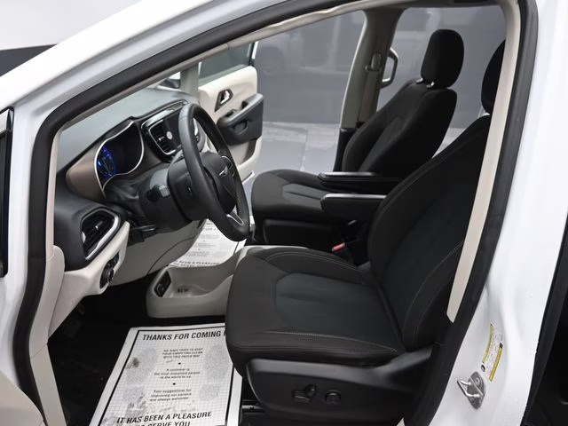 2022 Bright White Clearcoat Chrysler Voyager LX FWD Van